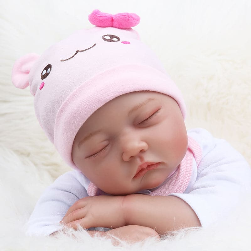 For a perfect gift for the coming festivals, you can't miss Kaydora reborn baby dolls. Evie is a baby doll with her eyes closed. She has hand-painted hair and skin, as well as hand-rooted hair and eyelashes. It can be a perfect gift for your family, no matter for kids, parents, or the elderly.